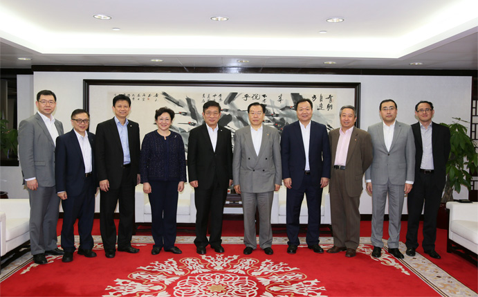 張學(xué)武董事長(zhǎng)、姜巖總經(jīng)理會(huì)見中銀香港前總裁和廣北先生（圖）