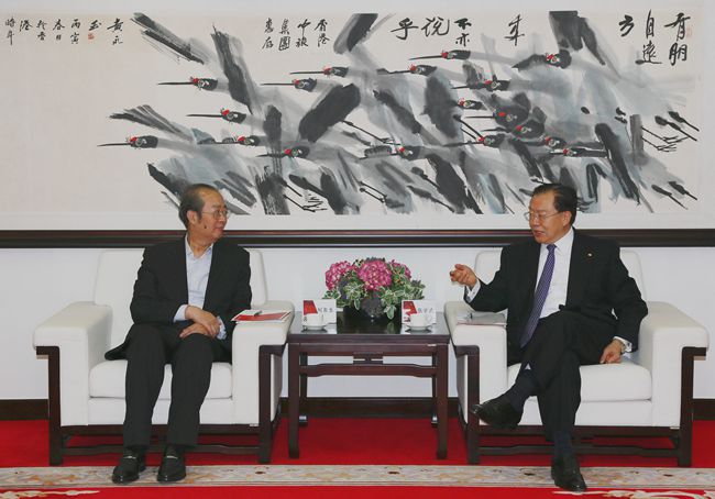 張學(xué)武董事長會見國新國際投資有限公司劉東生董事長一行（圖）