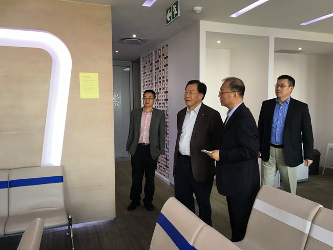 張學(xué)武董事長視察集團南非簽證中心（圖）