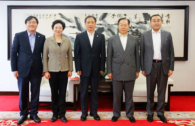 集團領(lǐng)導(dǎo)與國家旅遊局局長李金早一行舉行會談（圖）