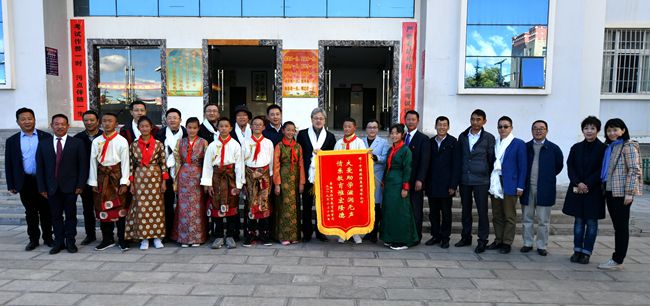 國家扶貧日集團(tuán)萬敏董事長一行赴雲(yún)南省迪慶州開展脫貧攻堅(jiān)工作調(diào)研（圖）